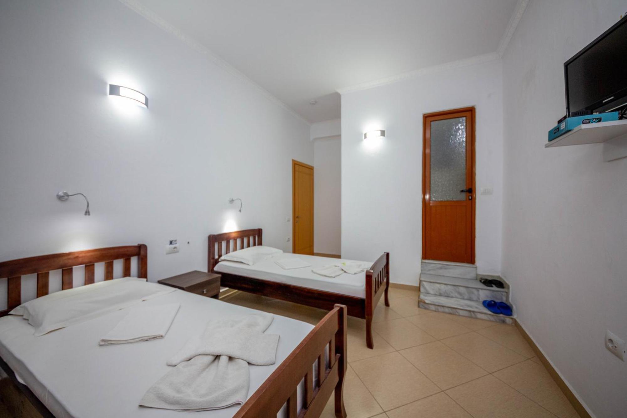 Hotel Shpella เบราท ภายนอก รูปภาพ