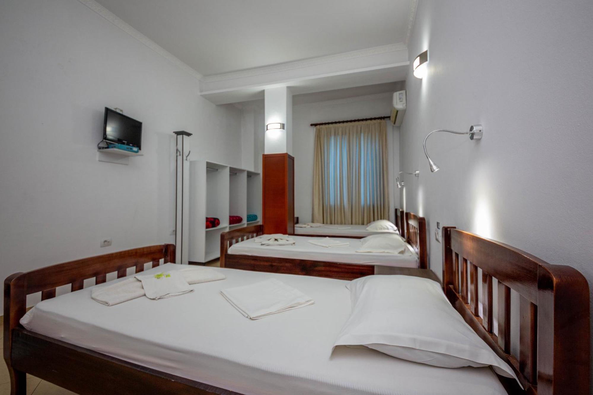 Hotel Shpella เบราท ภายนอก รูปภาพ