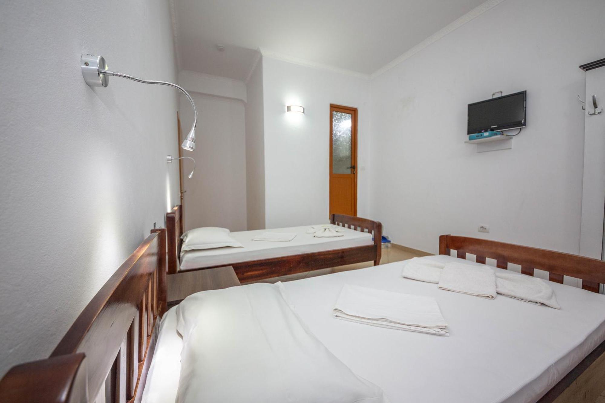 Hotel Shpella เบราท ภายนอก รูปภาพ